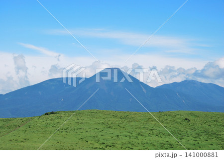 【山の風景】長野県・車山高原から望む蓼科山(2009年) 【山の風景】長野県・車山高原から望む蓼科山(2009年) 141000881