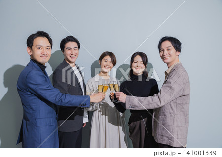 乾杯する人々 乾杯する人々 141001339