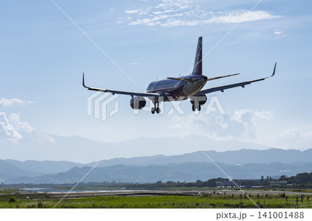 夏の仙台空港　着陸中の飛行機　27から　宮城県名取市 141001488