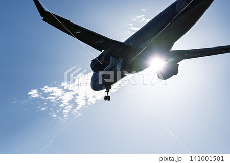 夏の仙台空港 着陸中の飛行機 27から 宮城県名取市 夏の仙台空港 着陸中の飛行機 27から 宮城県名取市 141001501