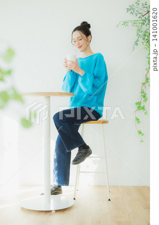 コーヒーを飲む女性 コーヒーを飲む女性 141001620