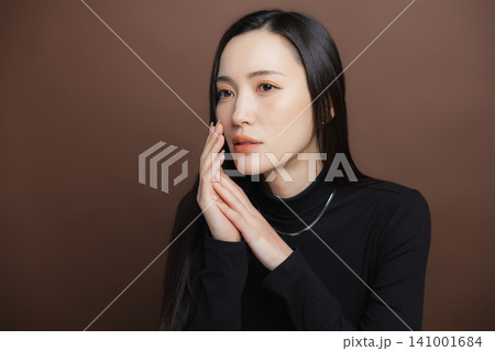 黒いタートルネックの女性 黒いタートルネックの女性 141001684