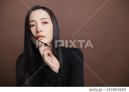 黒いタートルネックの女性 黒いタートルネックの女性 141001689