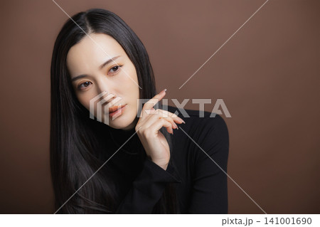 黒いタートルネックの女性 黒いタートルネックの女性 141001690