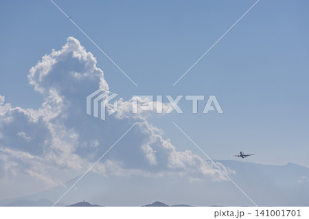夏の仙台空港 離陸中の飛行機 宮城県名取市 夏の仙台空港 離陸中の飛行機 宮城県名取市 141001701