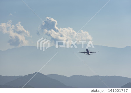 夏の仙台空港 離陸中の飛行機 27から 宮城県名取市 夏の仙台空港 離陸中の飛行機 27から 宮城県名取市 141001757