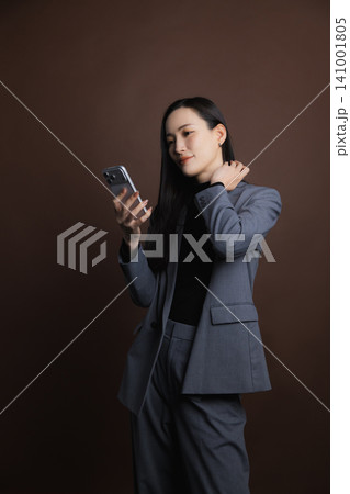 スマホを操作する若い女性 141001805