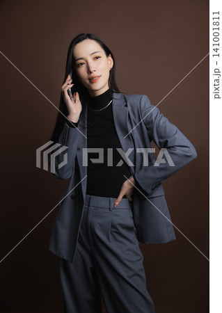 スマホを操作する若い女性 141001811
