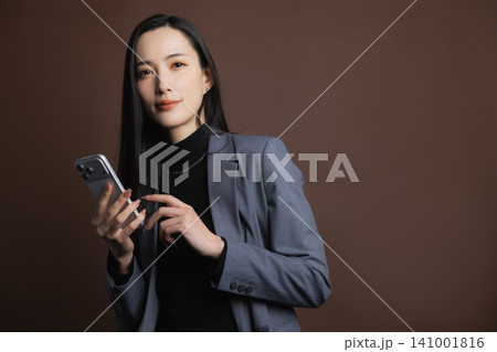 スマホを操作する若い女性 141001816