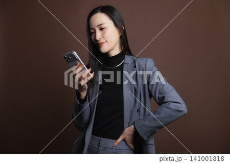 スマホを操作する若い女性 スマホを操作する若い女性 141001818