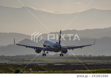 夕暮れの仙台空港 着陸中の飛行機 27から 宮城県名取市 夕暮れの仙台空港 着陸中の飛行機 27から 宮城県名取市 141001880