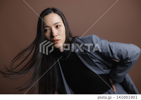 クールな女性 141001901