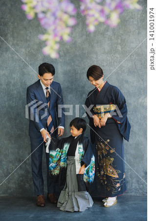 袴を着た男の子と両親 袴を着た男の子と両親 141001974