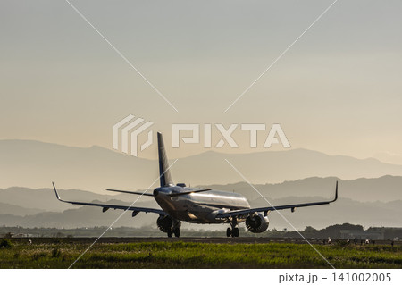 夕暮れの仙台空港 タキシング中の飛行機 27から 宮城県名取市 夕暮れの仙台空港 タキシング中の飛行機 27から 宮城県名取市 141002005