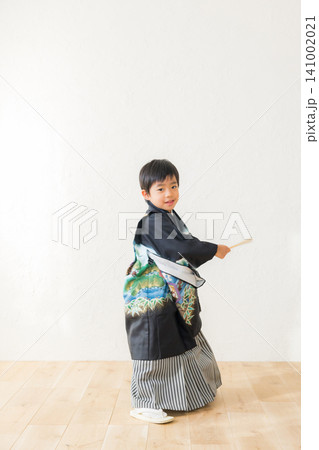 袴を着た男の子と両親 袴を着た男の子と両親 141002021
