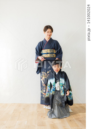 袴を着た男の子と両親 袴を着た男の子と両親 141002024