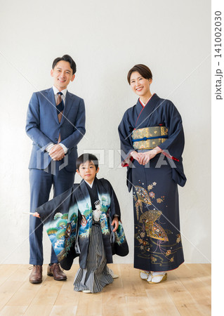 袴を着た男の子と両親 袴を着た男の子と両親 141002030