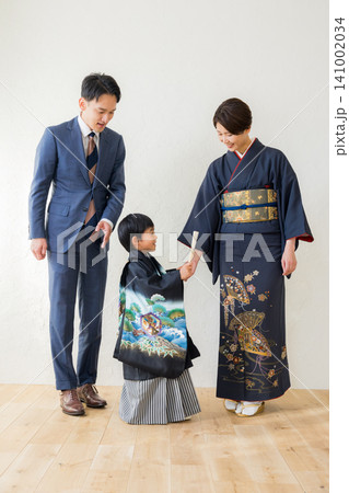 袴を着た男の子と両親 袴を着た男の子と両親 141002034
