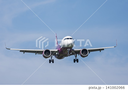 夏の仙台空港 着陸中の飛行機 27から 宮城県名取市 夏の仙台空港 着陸中の飛行機 27から 宮城県名取市 141002066