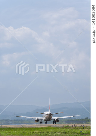 夏の仙台空港 離陸中の飛行機 27から 宮城県名取市 夏の仙台空港 離陸中の飛行機 27から 宮城県名取市 141002094