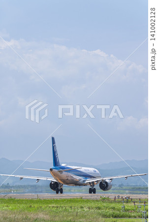 夏の仙台空港 タキシング中の飛行機 27から 宮城県名取市 夏の仙台空港 タキシング中の飛行機 27から 宮城県名取市 141002128