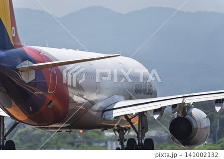 夏の仙台空港 タキシング中の飛行機 27から 宮城県名取市 夏の仙台空港 タキシング中の飛行機 27から 宮城県名取市 141002132