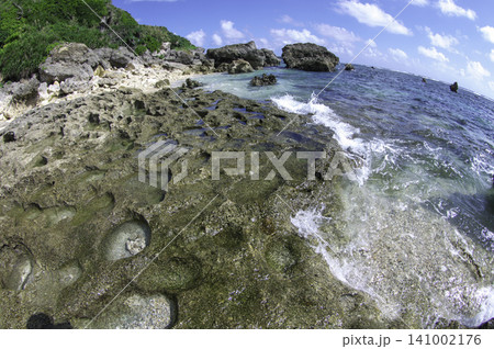 沖縄県宮古島・保良の海岸に広がる石灰華段丘とリムストーンプール(天然記念物) 沖縄県宮古島・保良の海岸に広がる石灰華段丘とリムストーンプール(天然記念物) 141002176
