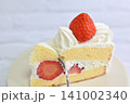 白いお皿にのったいちごのショートケーキにフォークを入れた写真 141002340
