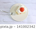 白いお皿にのった食べかけのいちごショートケーキ【俯瞰・真上】 141002342