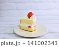食べかけのいちごのショートケーキの断面・横アングル 141002343