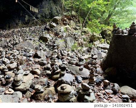 宮崎県高千穂町の天安河原に広がる積石と鳥居の風景 宮崎県高千穂町の天安河原に広がる積石と鳥居の風景 141002451