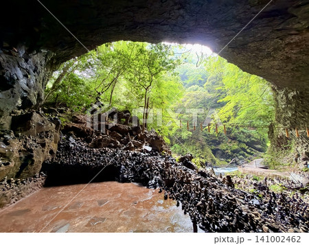 宮崎県高千穂町の天安河原に広がる積石と鳥居の風景 宮崎県高千穂町の天安河原に広がる積石と鳥居の風景 141002462