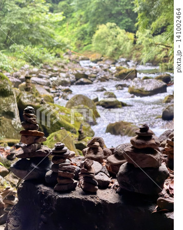 宮崎県高千穂町の天安河原に広がる積石と鳥居の風景 宮崎県高千穂町の天安河原に広がる積石と鳥居の風景 141002464