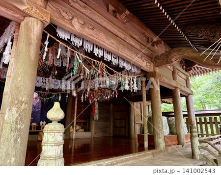 宮崎県高千穂町の天岩戸神社に佇む大きな木製の鳥居と緑豊かな木々 宮崎県高千穂町の天岩戸神社に佇む大きな木製の鳥居と緑豊かな木々 141002543
