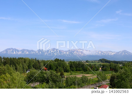 春の北海道、六月の北海道、美瑛の森、憩ケ森公園、美瑛の憩いの森、美瑛町の街中にある十勝岳連峰と街を見 春の北海道、六月の北海道、美瑛の森、憩ケ森公園、美瑛の憩いの森、美瑛町の街中にある十勝岳連峰と街を見 141002563
