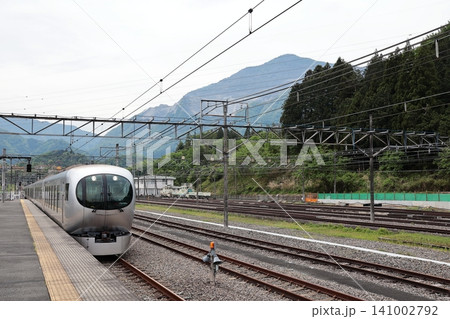 西武鉄道西武秩父線・横瀬駅のホームに入線する特急ラビュー 西武鉄道西武秩父線・横瀬駅のホームに入線する特急ラビュー 141002792