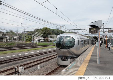 西武鉄道西武秩父線・横瀬駅のホームに停車する特急ラビュー 西武鉄道西武秩父線・横瀬駅のホームに停車する特急ラビュー 141002793