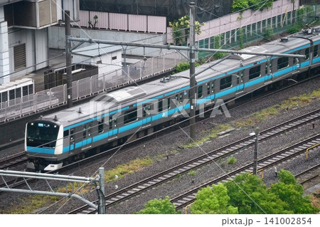 線路を走る京浜東北線のE233系車両 大井町・品川周辺の俯瞰風景 141002854