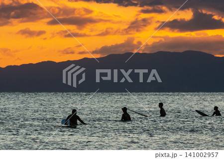 湘南鵠沼海岸 波を待つサーファー 湘南鵠沼海岸 波を待つサーファー 141002957
