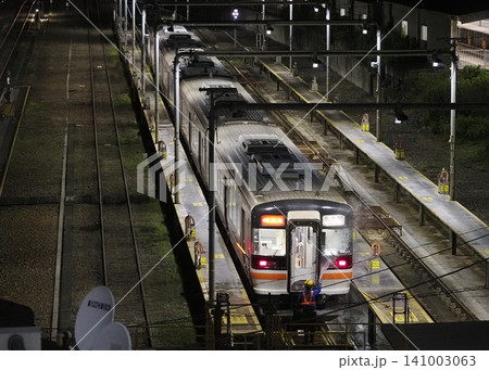 伊勢市駅の夜間洗車作業(すすぎ) 伊勢市駅の夜間洗車作業(すすぎ) 141003063