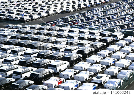 日本の横浜都市景観 日米・グローバル経済…大黒ふ頭にズラリと並ぶ乗用車などを望む。明日へ、希望の光… 141003242