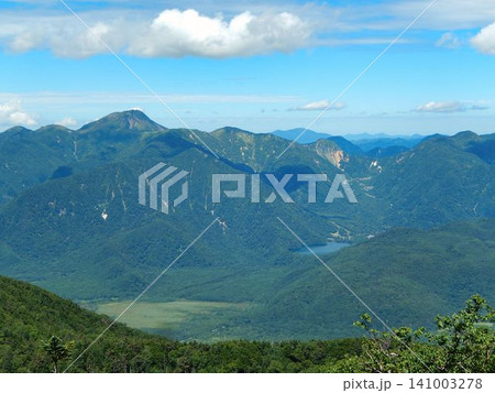 男体山から望む戦場ヶ原と湯ノ湖、日光白根山 男体山から望む戦場ヶ原と湯ノ湖、日光白根山 141003278
