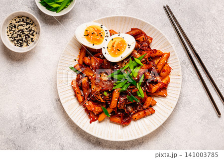 Tteokbokki with kimchi and bacon Tteokbokki with kimchi and bacon 141003785