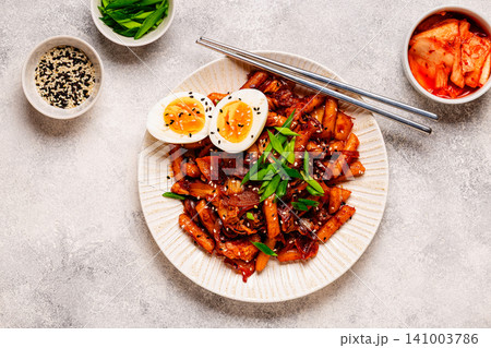 Tteokbokki with kimchi and bacon Tteokbokki with kimchi and bacon 141003786