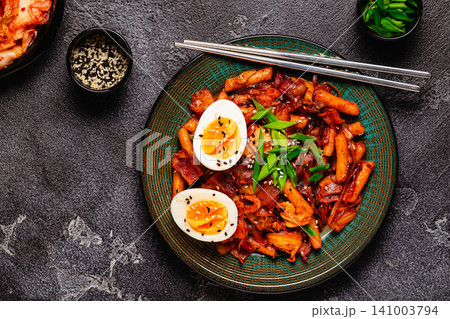 Tteokbokki with kimchi and bacon Tteokbokki with kimchi and bacon 141003794