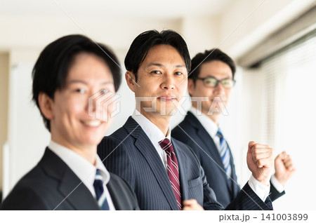 笑顔でガッツポーズするスーツ姿の男性 笑顔でガッツポーズするスーツ姿の男性 141003899