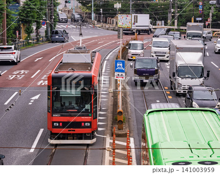 都電荒川線 「軌道敷内通行可」標識と併用軌道を走る路面電車 都電荒川線 「軌道敷内通行可」標識と併用軌道を走る路面電車 141003959