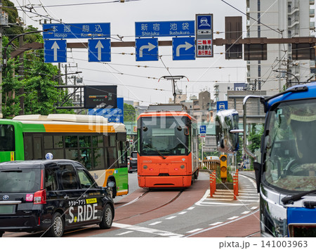 都電荒川線 路面電車とバスとタクシーが行き交う併用軌道 都電荒川線 路面電車とバスとタクシーが行き交う併用軌道 141003963