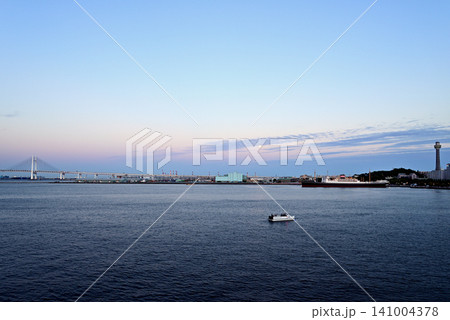 夕暮れの横浜港風景 夕暮れの横浜港風景 141004378