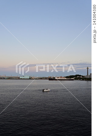夕暮れの横浜港風景 夕暮れの横浜港風景 141004380